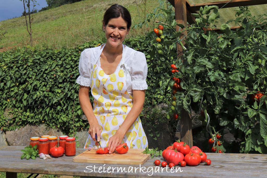 Carina-beim-Tomaten-Einkochen-Steiermarkgarten