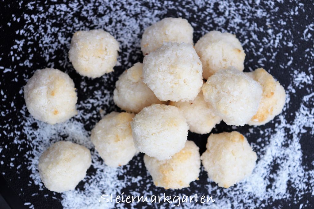 Mehr über den Artikel erfahren Weiche, saftige Kokosbusserl backen